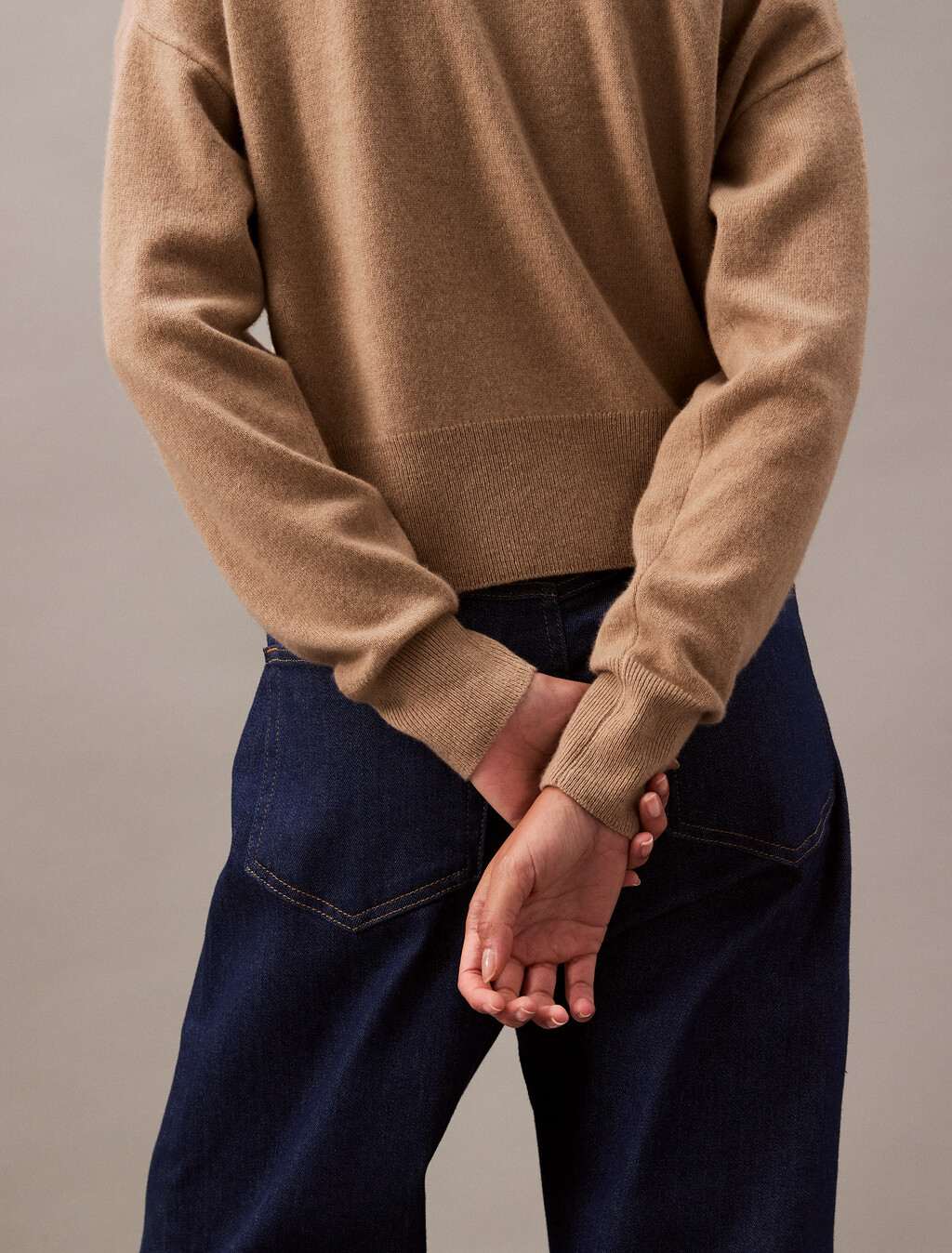 Buy 여성 롱슬리브 캐시미어 크루넥 스웨터 in color KHAKI