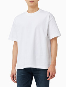 Buy 남성 오버핏 엠보스 모노로고 티 in color BRIGHT WHITE