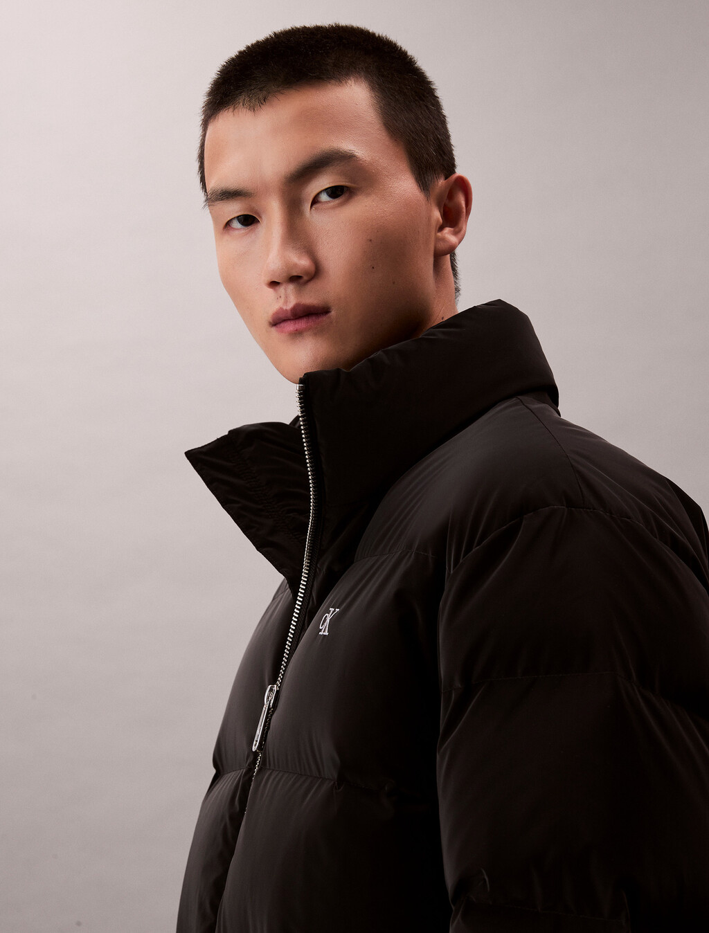 Buy 남성 모크넥 메트글로시 푸퍼자켓 in color BLACK