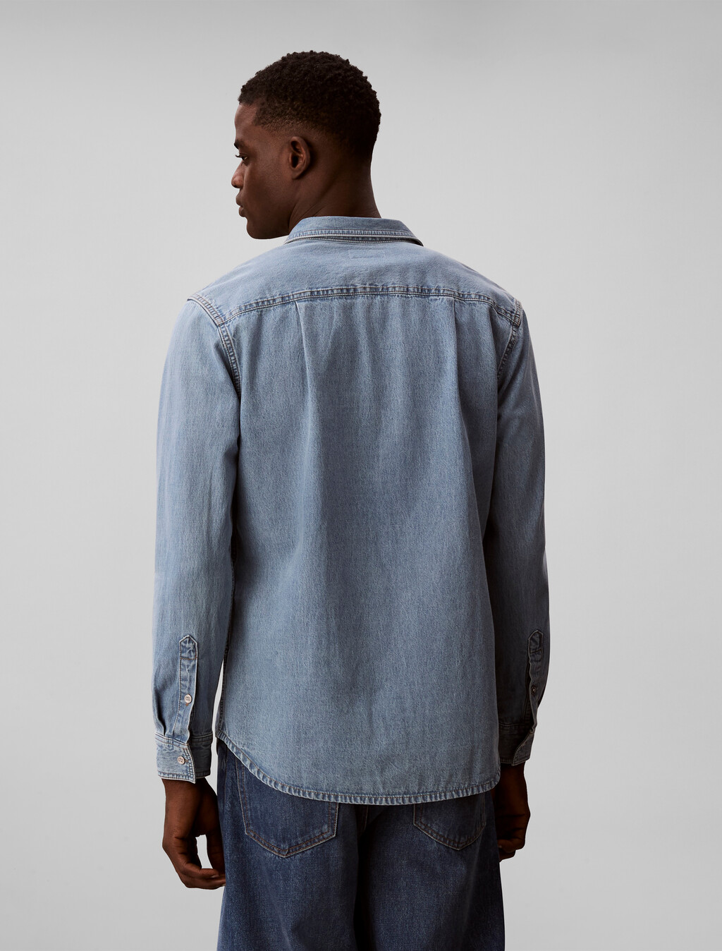 Buy 남성 에센셜 클래식 블루 데님 셔츠 in color Light blue