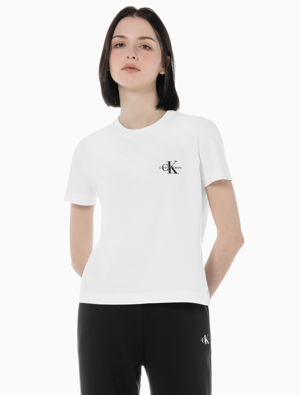 Buy 여성 레귤러핏 스몰 모노그램 로고 반팔 티셔츠  in color BRIGHT WHITE