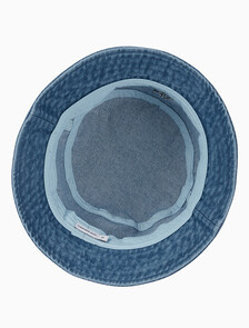 Buy 남녀공용 CKJ 스몰 모노그램 로고 데님 버킷햇 in color BLUE