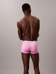 Buy 남성 모던 로고 패치 마이크로 로우 라이즈 트렁크 in color Pink