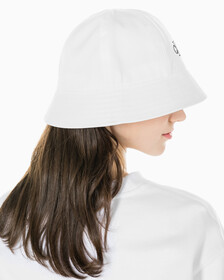 Buy 남녀공용 CK 엠브로이더리 로고 버킷햇 in color BRIGHT WHITE