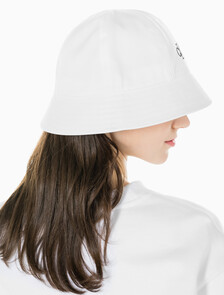 Buy 남녀공용 CK 엠브로이더리 로고 버킷햇 in color BRIGHT WHITE