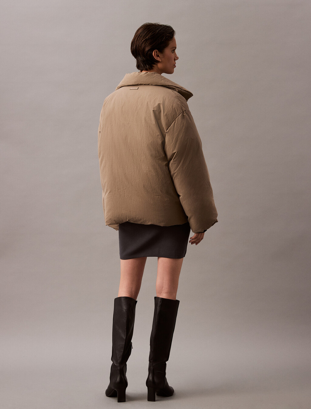 Buy 여성 롱슬리브 헤비웨이트 숏 푸퍼 코트 in color KHAKI