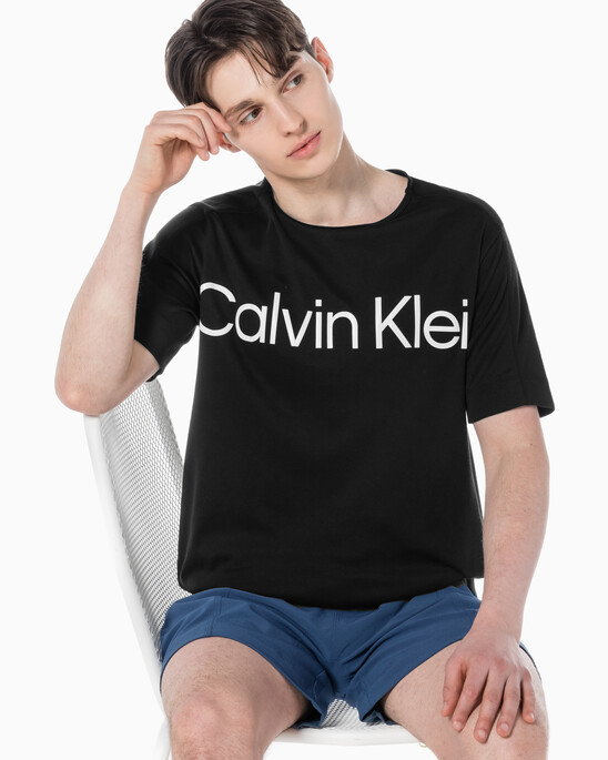 남성 볼드 리플렉티브 로고 레귤러 핏 기능성 티셔츠