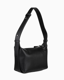 Buy 여성 CKJ 스컬티드 숄더백 in color BLACK