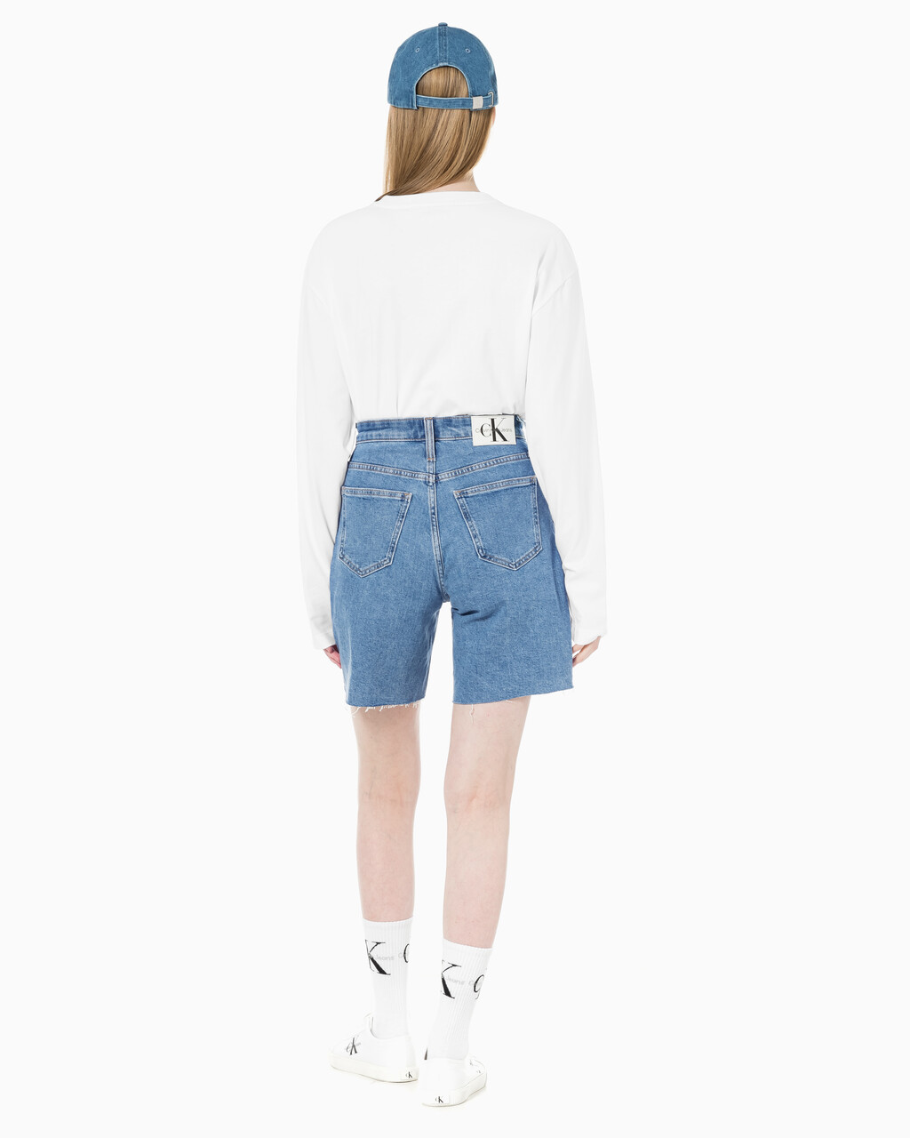 Buy 여성 버뮤다 맘핏 데님 쇼츠 in color 028A CHALKY BLU