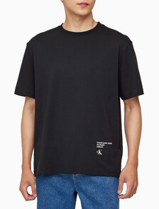 Buy 남성 릴렉스핏 모던 메탈 로고 반팔 티셔츠 in color CK BLACK
