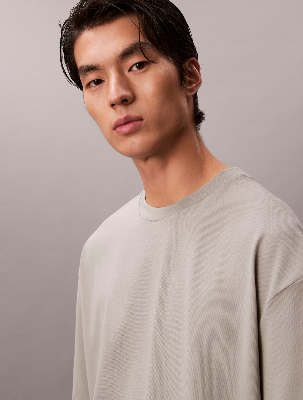 Buy 릴렉스드 핏 쿨링 피크 엠보스드 티 in color Grey