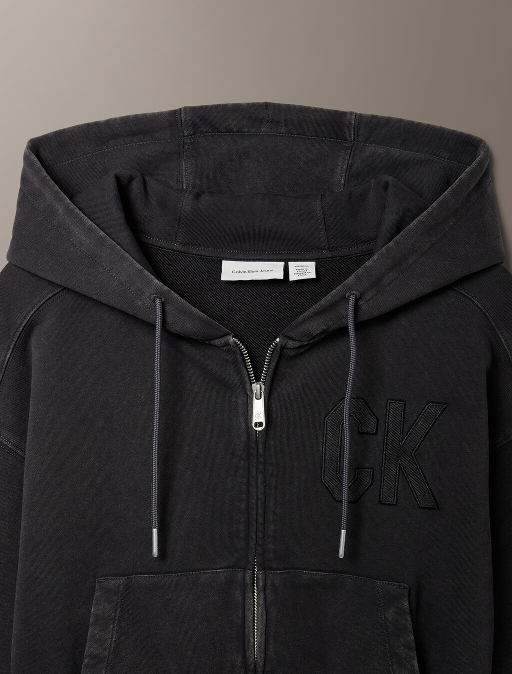 Buy 오프듀티 여성 피그먼트 다잉 볼륨 크롭 후드 집업 in color Black Oyster