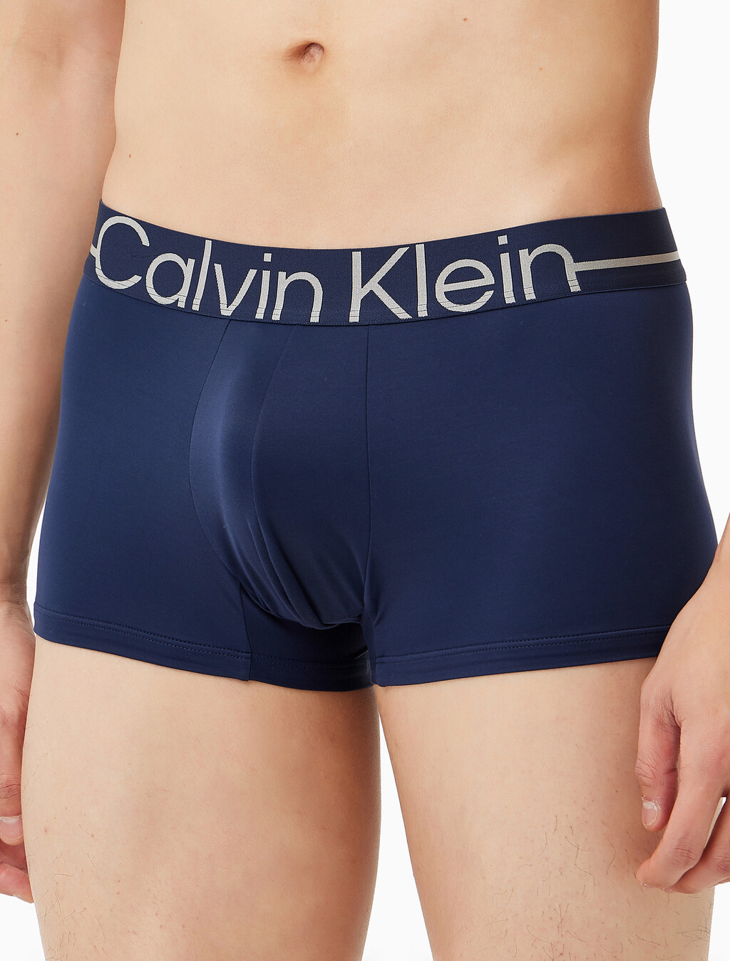 Buy 남성 뉴 사인 로고 로우 라이즈 트렁크 in color BLUE SHADOW