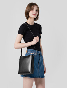 Buy 여성 크로스바디 페이퍼 레더백 in color BLACK BEAUTY