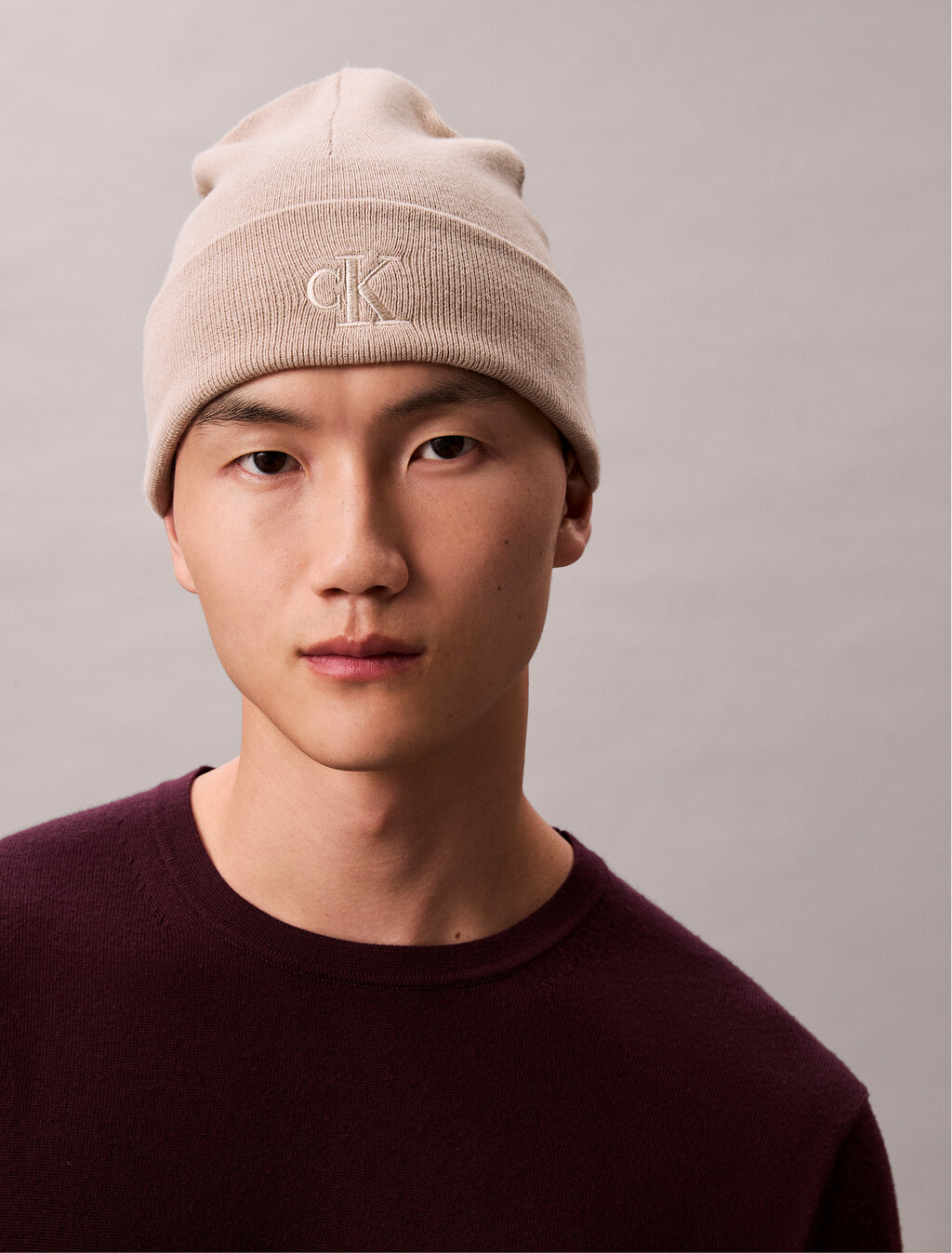 Buy 남녀공용  모노그램 자수로고 립 비니 in color CHATEAU