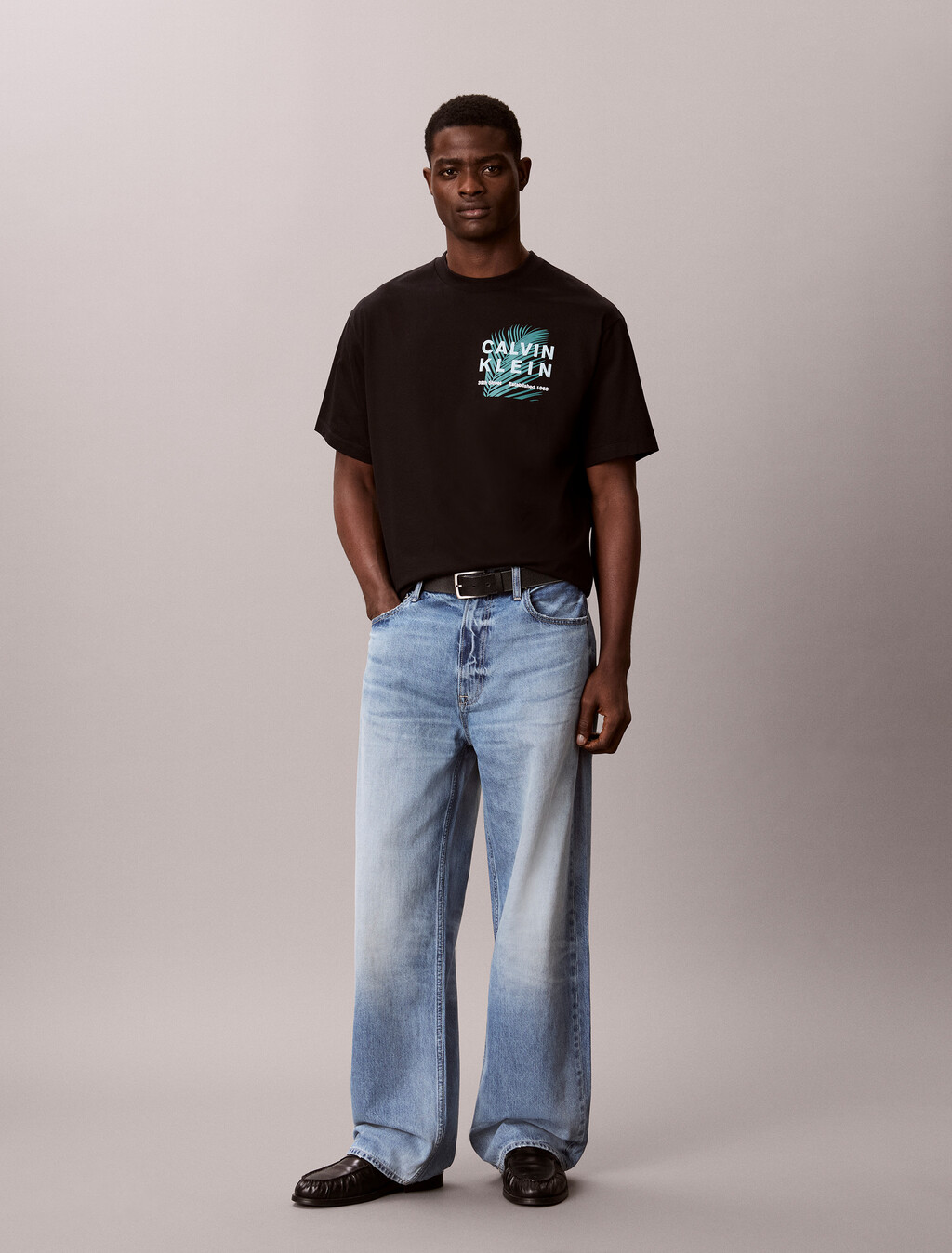 Buy 캘빈 리조트 팜 그래픽 티 in color BLACK