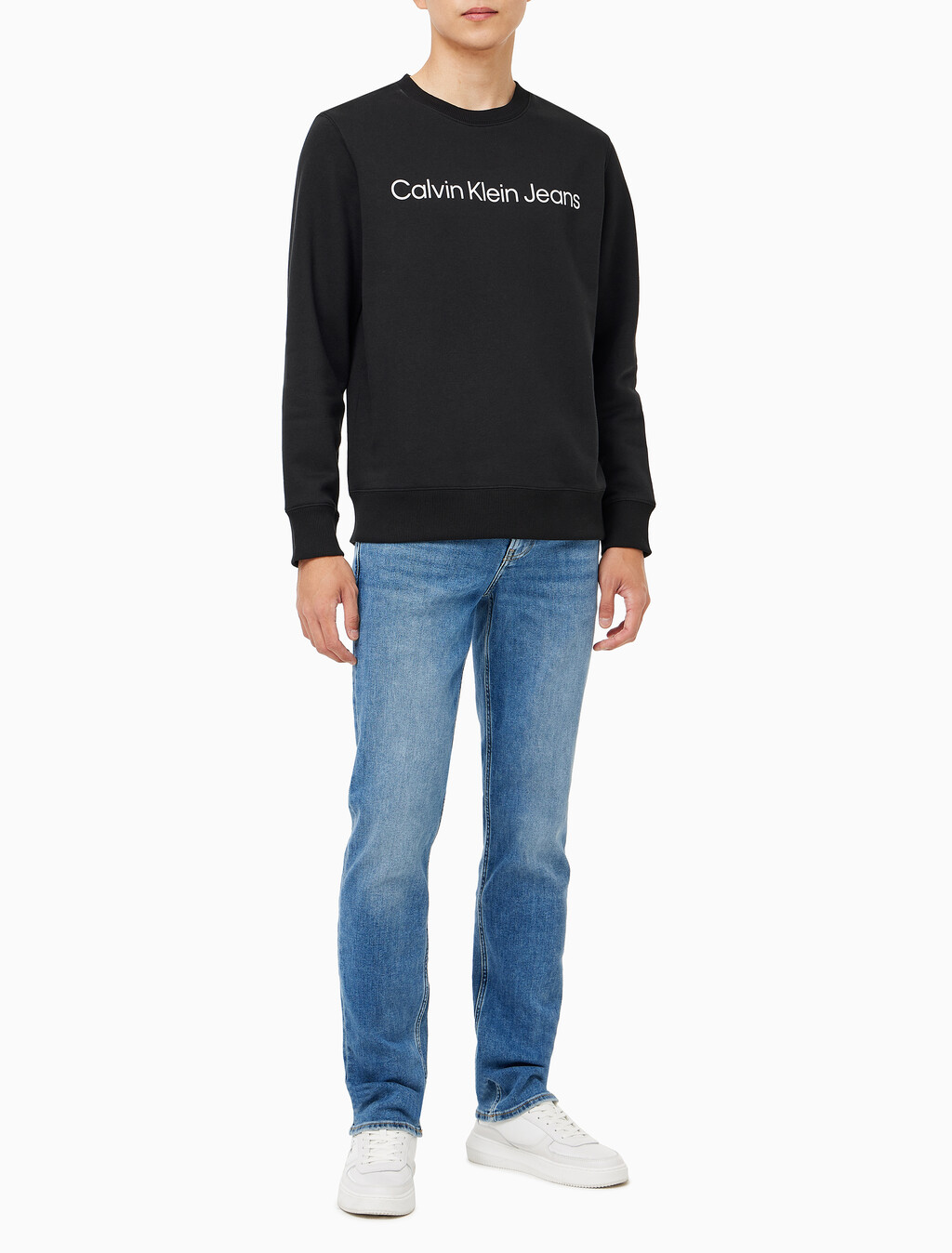 Buy 남성 레귤러핏 인스티튜셔널 로고 기모 스웻셔츠 in color CK BLACK