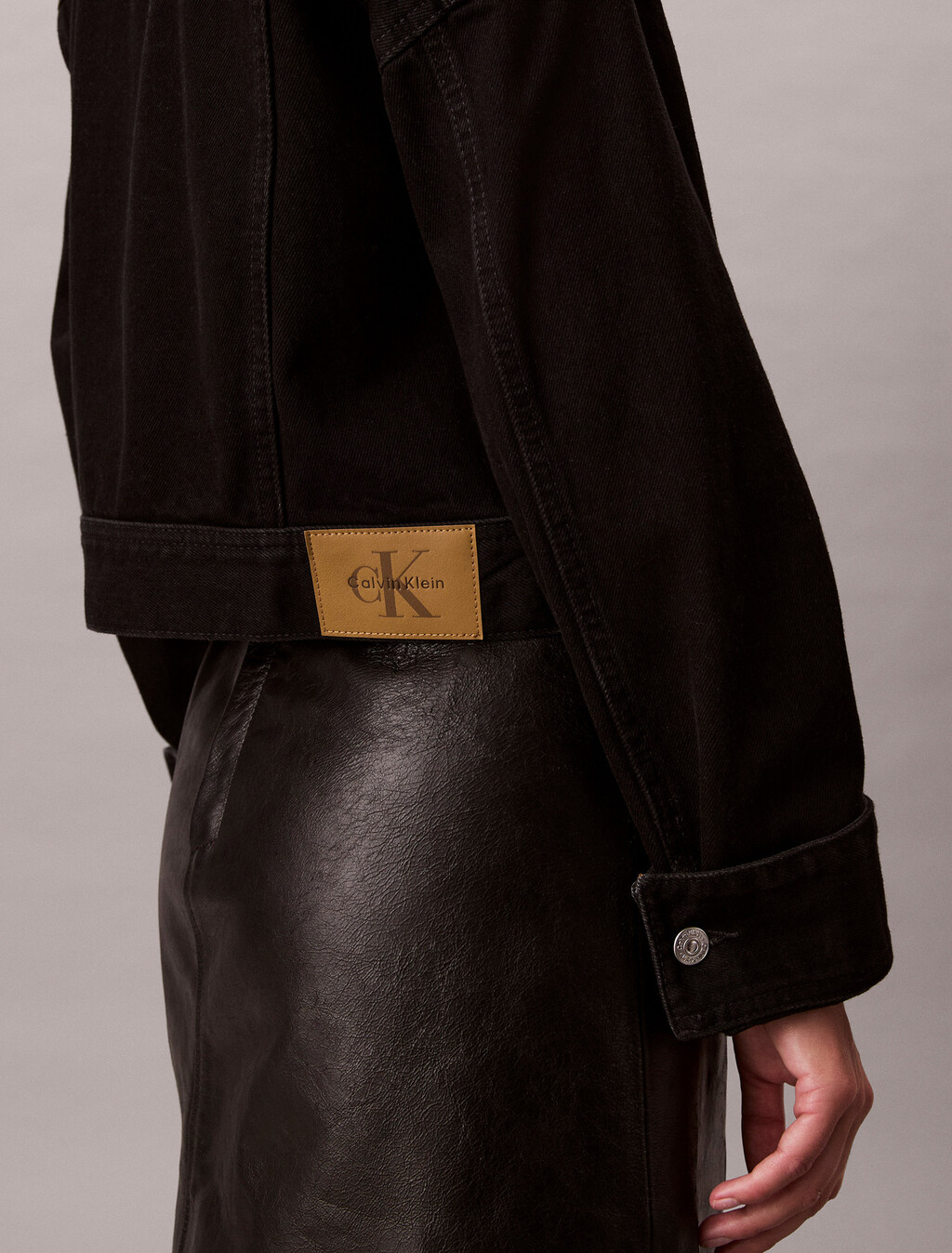 Buy 여성 크롭 블랙 데님 자켓 in color Black