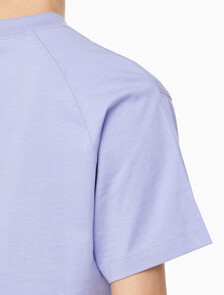 Buy 여성 박시 CK 크레스트 크롭 포켓 반팔 티셔츠 in color PERSIAN VIOLET