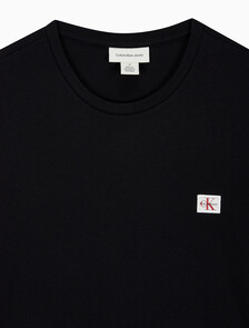 Buy 남성 클래식핏 뱃지 로고 반팔 티셔츠 in color BLACK