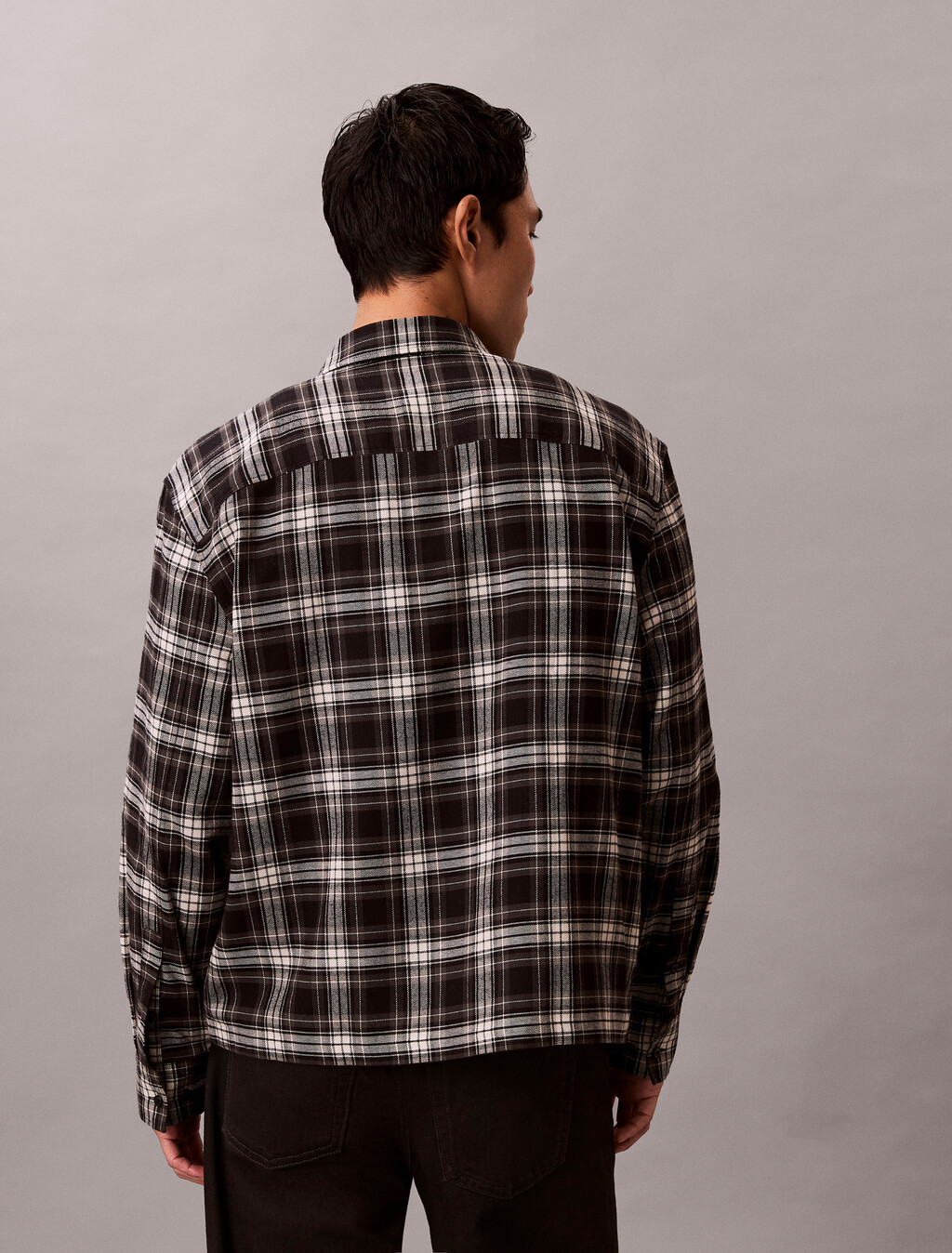 Buy 남성 플레이드 플란넬 크롭드 릴렉스드 셔츠 in color BLACK