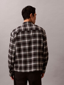 Buy 남성 플레이드 플란넬 크롭드 릴렉스드 셔츠 in color BLACK