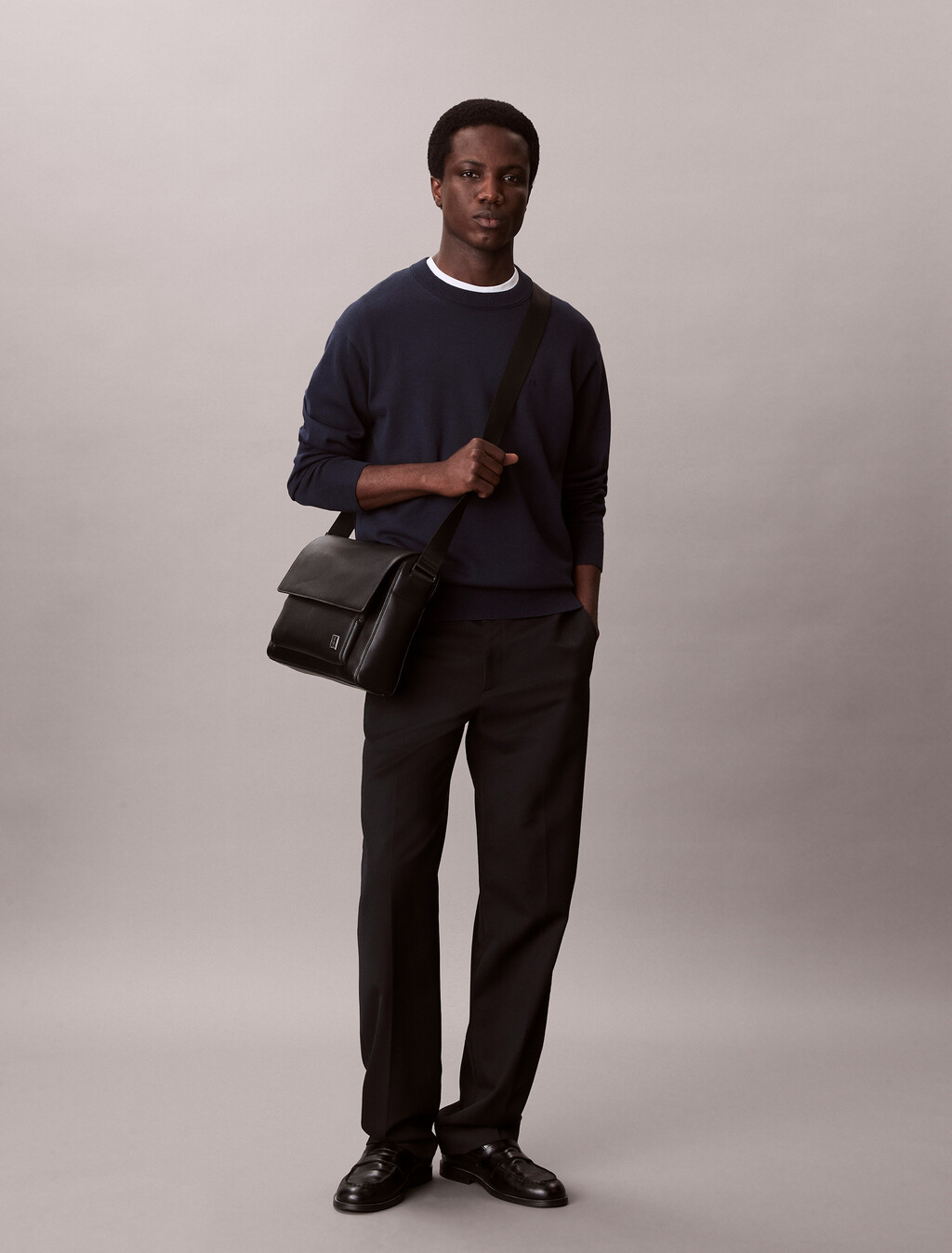 Buy 남성 하드웨어 엠블럼 플랩 메신저 in color BLACK