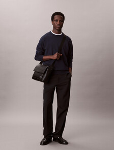 Buy 남성 하드웨어 엠블럼 플랩 메신저 in color BLACK