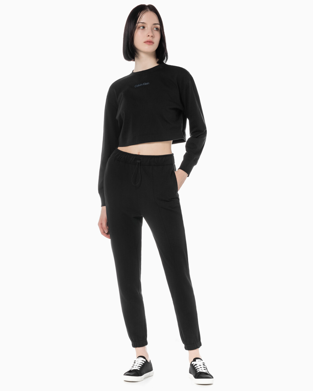 Buy 여성 레귤러 핏 에센셜 스웻팬츠 in color BLACK