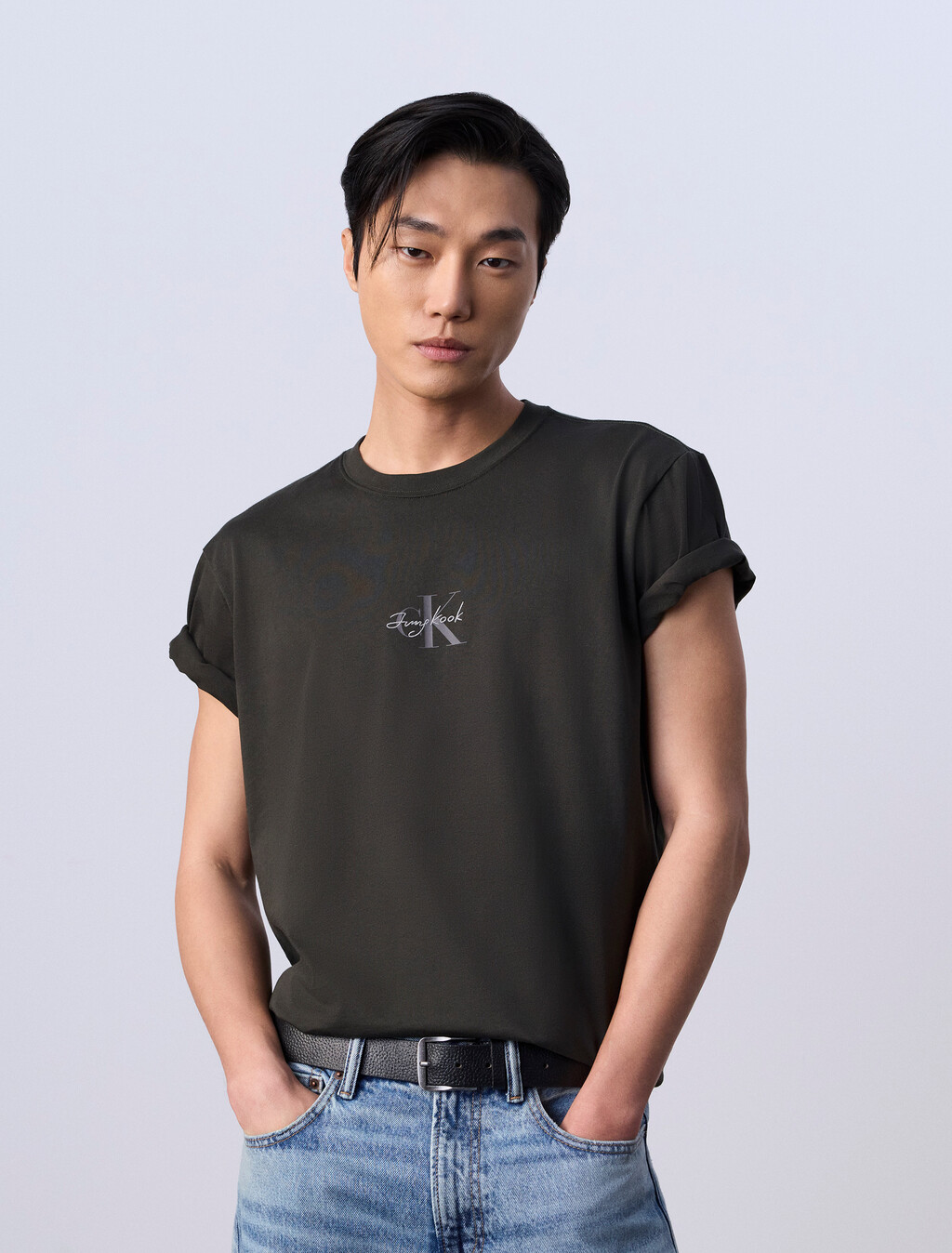 Buy Jung Kook for Calvin Klein 남성 릴렉스 핏 모노그램 로고 반팔 티셔츠 in color PEAT