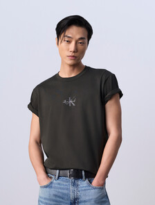 Buy Jung Kook for Calvin Klein 남성 릴렉스 핏 모노그램 로고 반팔 티셔츠 in color PEAT