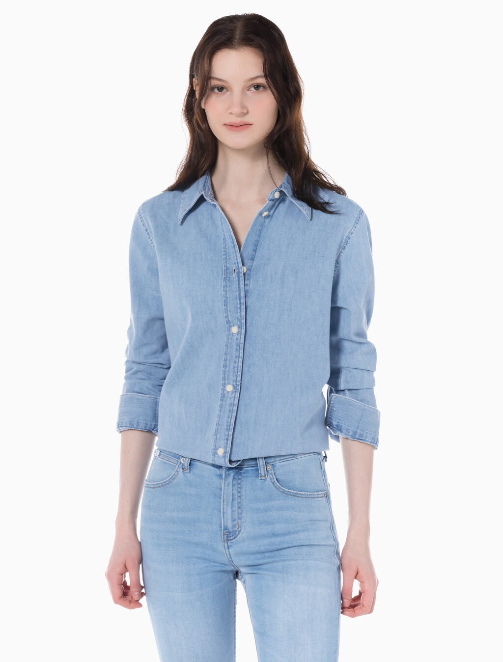 Buy 여성 롱슬리브 클래식 샴브레이 셔츠 in color LIGHT BLUE