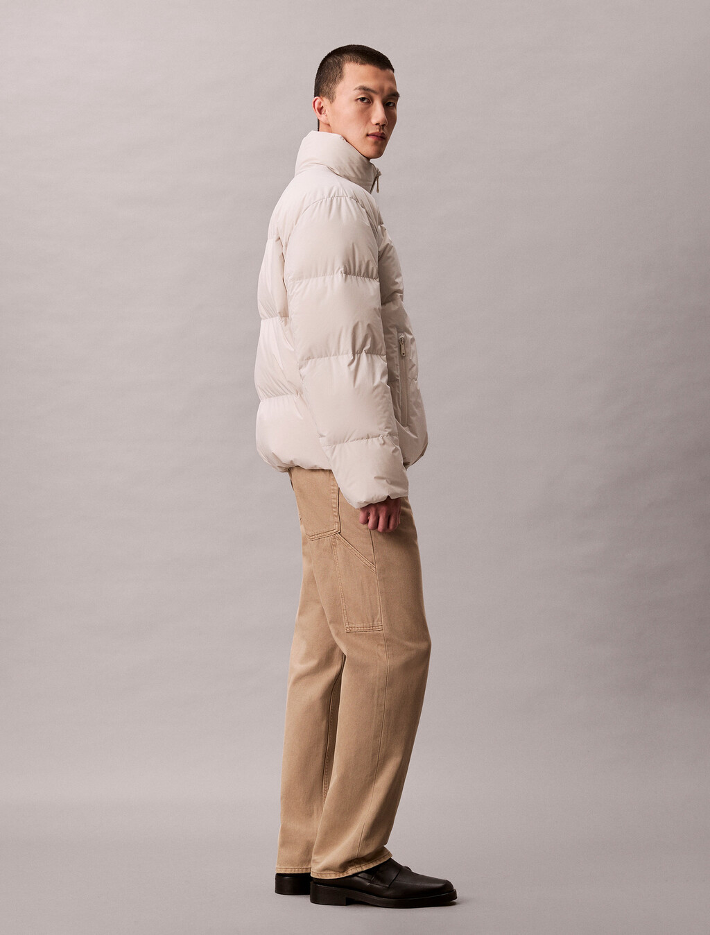 Buy 남성 릴랙스드 숏 다운 푸퍼 in color CHALK