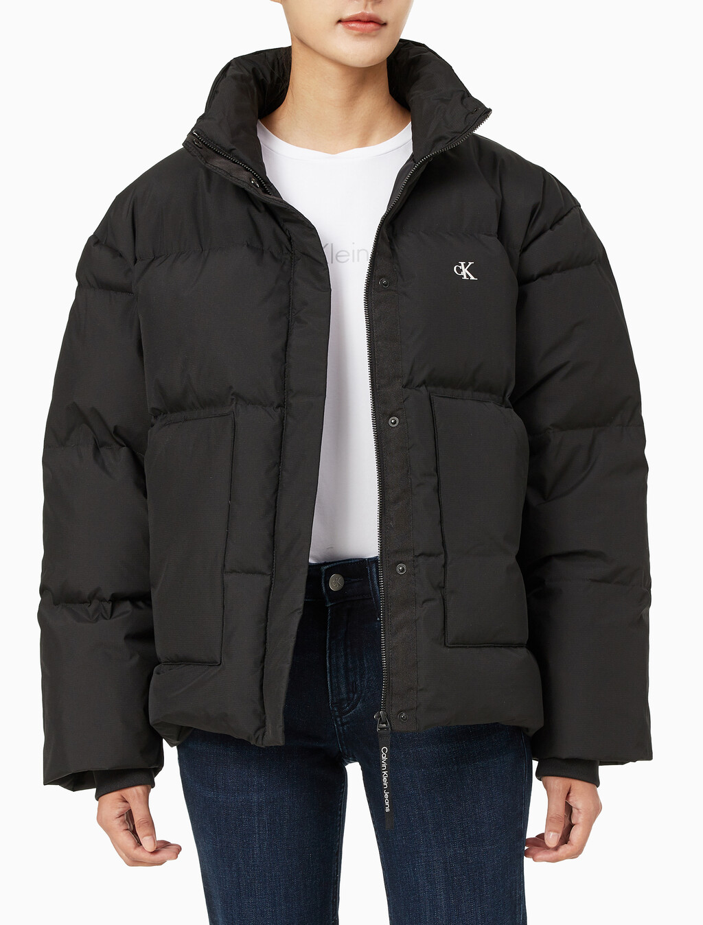 Buy 여성 숏 렝스 스탠드 카라 푸퍼 다운 재킷 in color CK BLACK