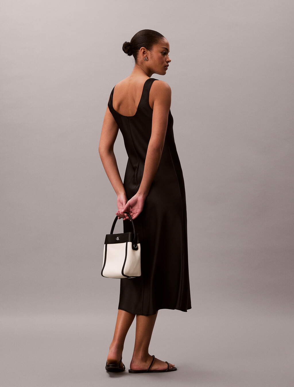 Buy 여성 하드웨어 모노그램 캔버스 버킷 백 in color Ivory