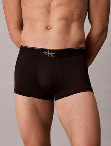 Buy 남성 CK 그래픽 마이크로 로우 라이즈 트렁크 in color BLACK