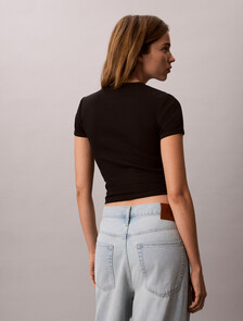 Buy 여성 컨투어립 로고 링거 티 in color BLACK