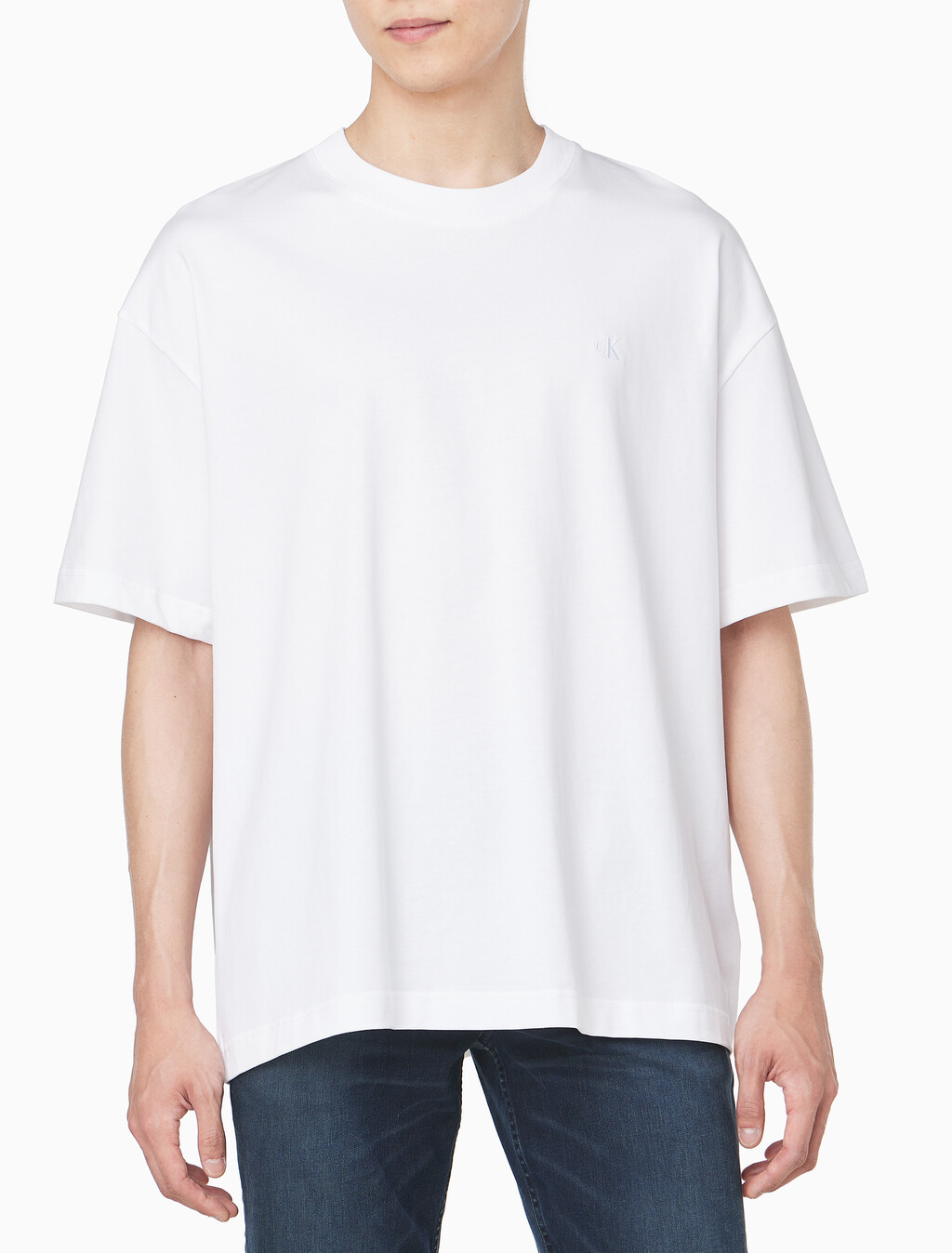 Buy 남성 오버핏 엠보스 모노그램 로고 반팔 티셔츠 in color BRILLIANT WHITE