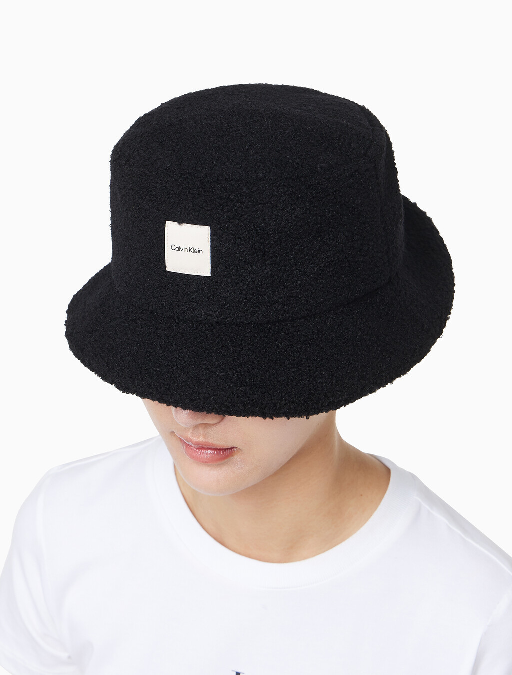 Buy 남녀공용  우븐 패치 로고 부클 버킷햇 in color BLACK