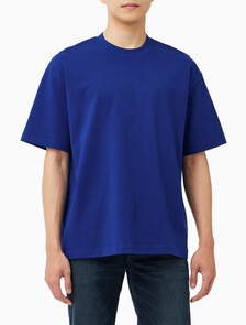 Buy 남성 오버핏 엠보스 모노로고 티 in color Blue