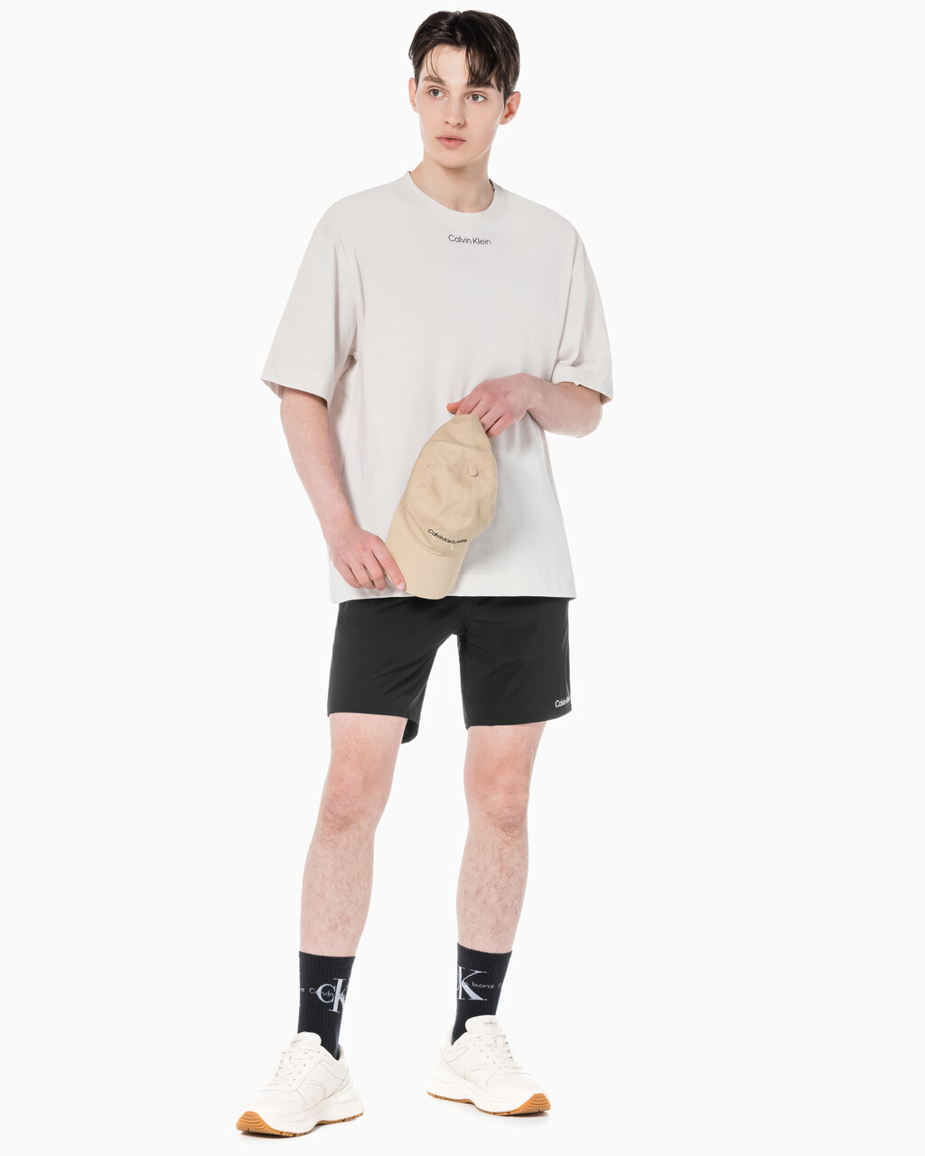 Buy 남성 리플렉티브 로고 레귤러 핏 우븐 쇼츠 in color BLACK
