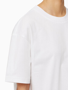 Buy 남녀공용 릴렉스핏 로고 반팔 티셔츠 in color BRIGHT WHITE