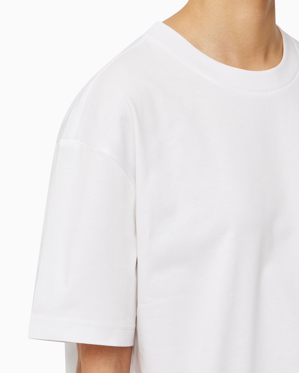 Buy 남녀공용 릴렉스핏 로고 반팔 티셔츠 in color BRIGHT WHITE