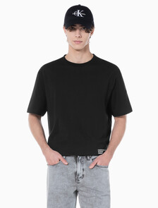 Buy 남성 릴렉스핏 모던 메탈 로고 반팔 티셔츠 in color CK BLACK