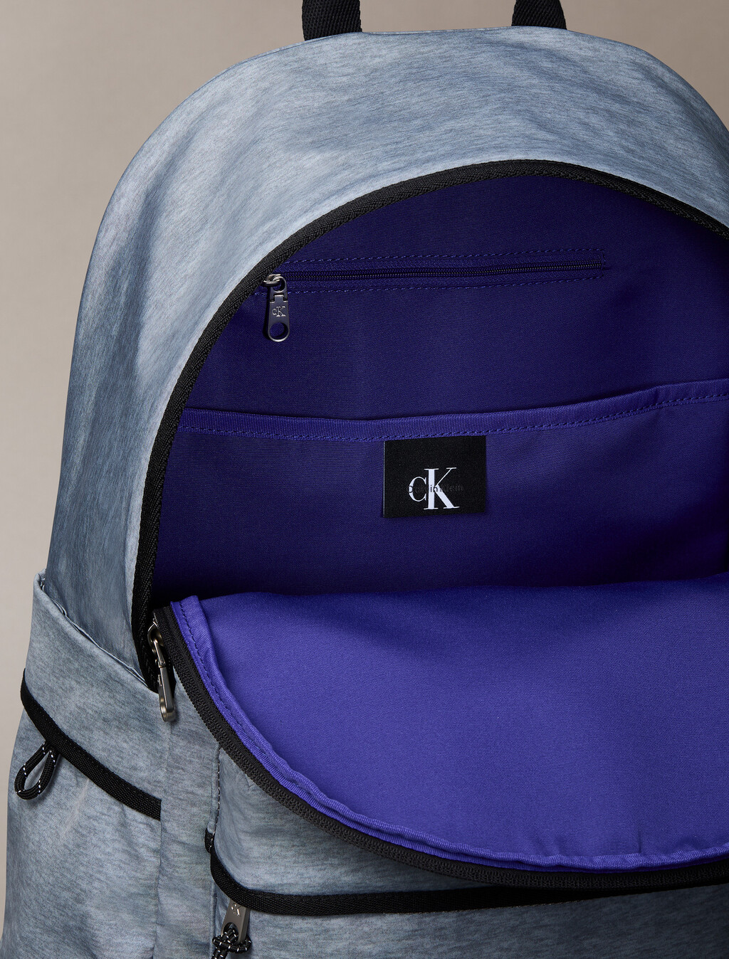 Buy 남녀공용 볼드 로고 나일론 헤더 라운드 백팩 in color Grey