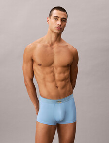 Buy 남성 CK 그래픽 마이크로 로우 라이즈 트렁크 in color BLUE