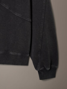 Buy 오프듀티 여성 컷오프 원숄더 스웻 셔츠 in color Black Oyster