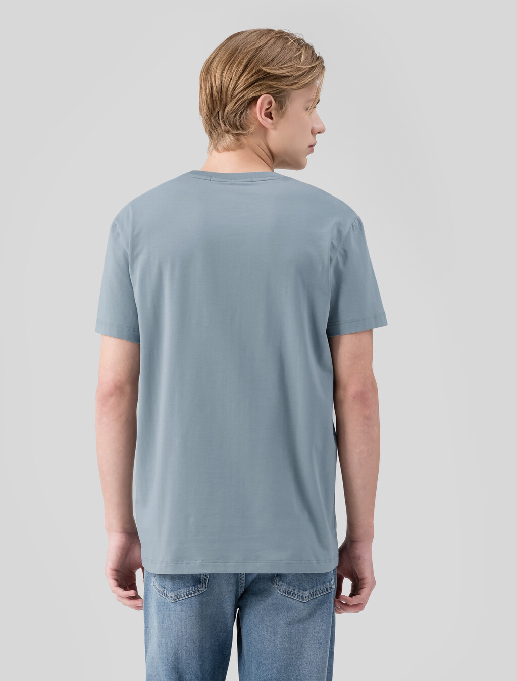 Buy 남성 레귤러핏 인스티튜셔널 로고 스트레치 반팔 티셔츠  in color OVERCAST GREY