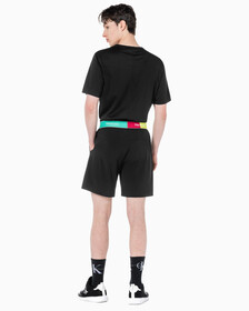 Buy 남성 레귤러 핏 프라이드 하이 스트레치 우븐 쇼츠 in color BLACK