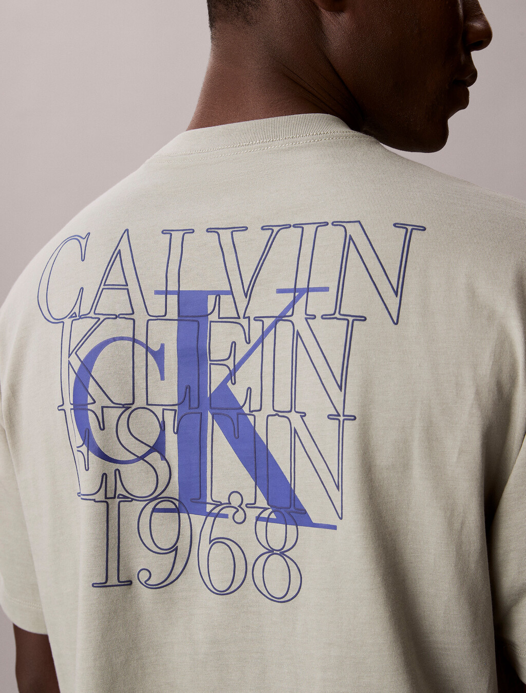 Buy 릴렉스드핏 16S 저지 엠보스드 모노로고 티 in color Grey